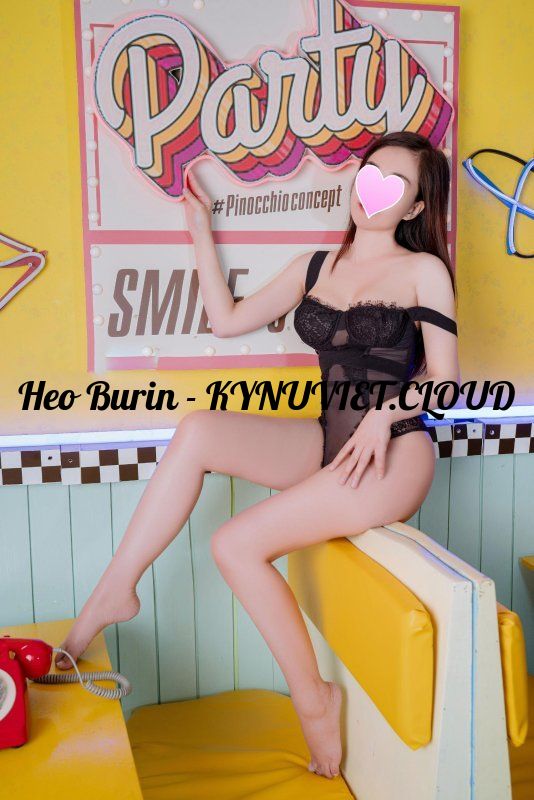 minh-anh-vu-non-mong-cong-gap-la-me-chich-cuc-phe-1604389-original.jpg